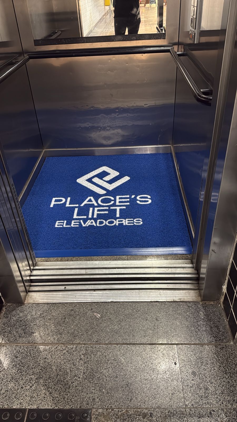 Tapete com logo Place's Lift Elevadores
